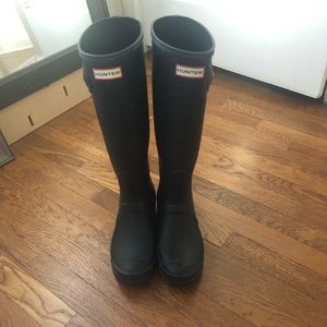 Black hunter boots